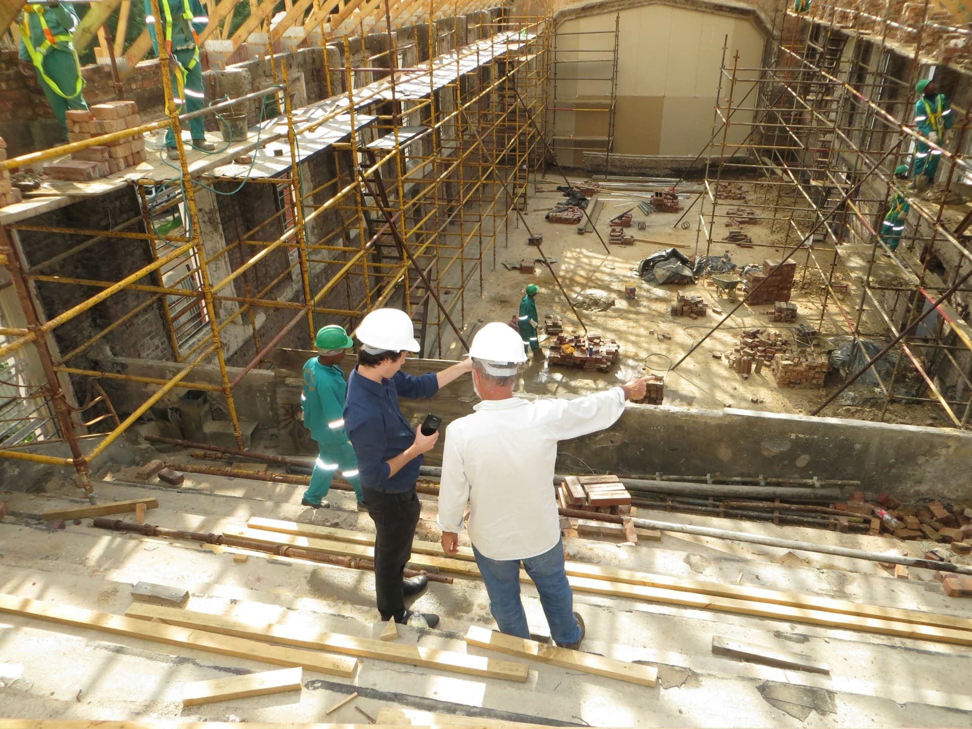 Deux responsables CUBEO en surplomb d'un chantier de gros œuvre