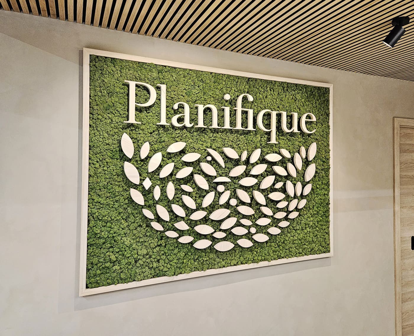 Mur végétal au logo Planifique