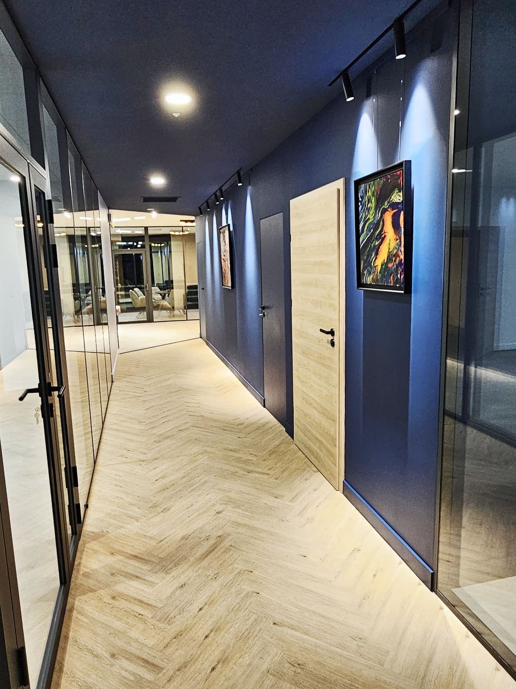 Galerie d'art le long de la circulation vitrée