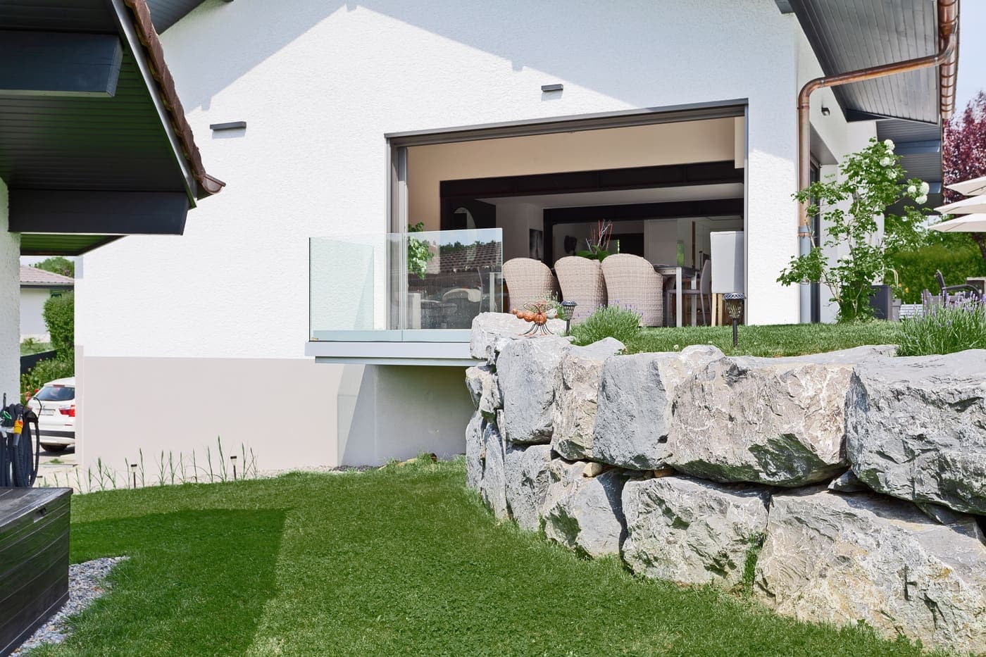 Terrasse surélevée avec garde-corps en verre