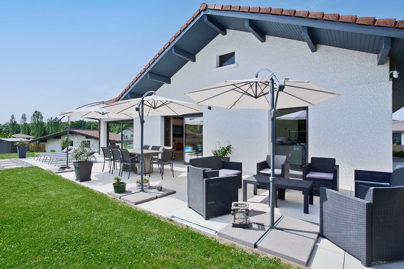 Terrasse couverte et salon de jardin