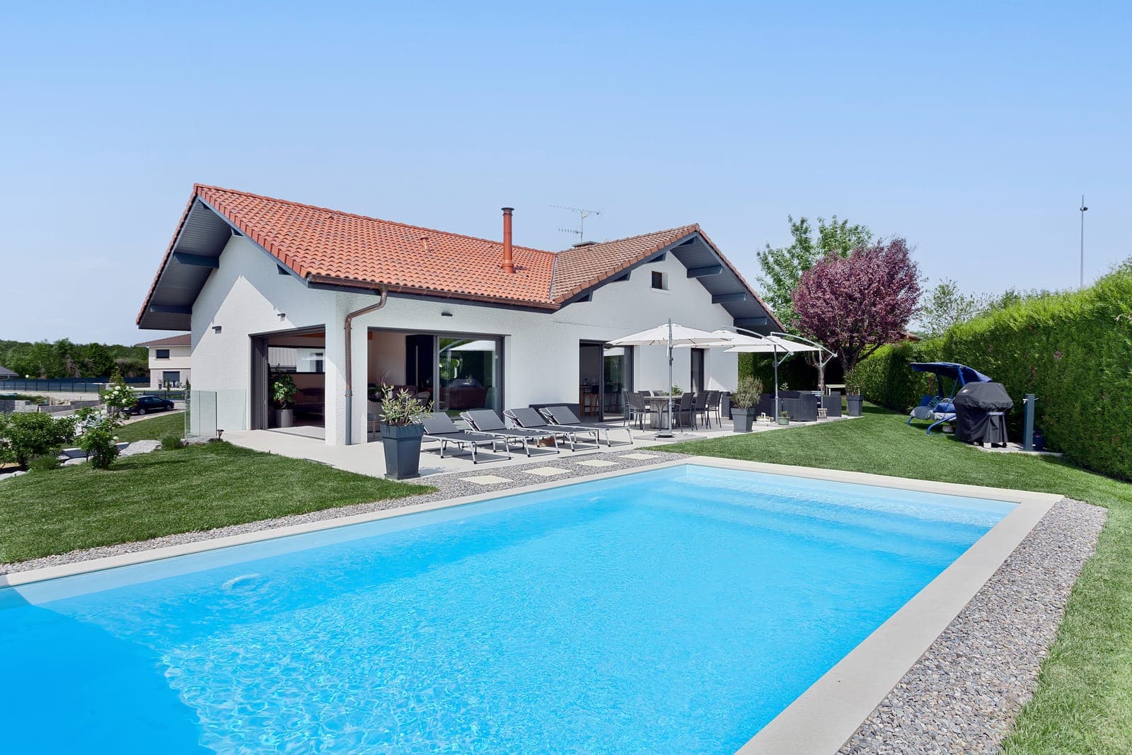 Villa blanche à toit de tuiles rouges avec piscine et terrasse, après extension et rénovation à Armoy