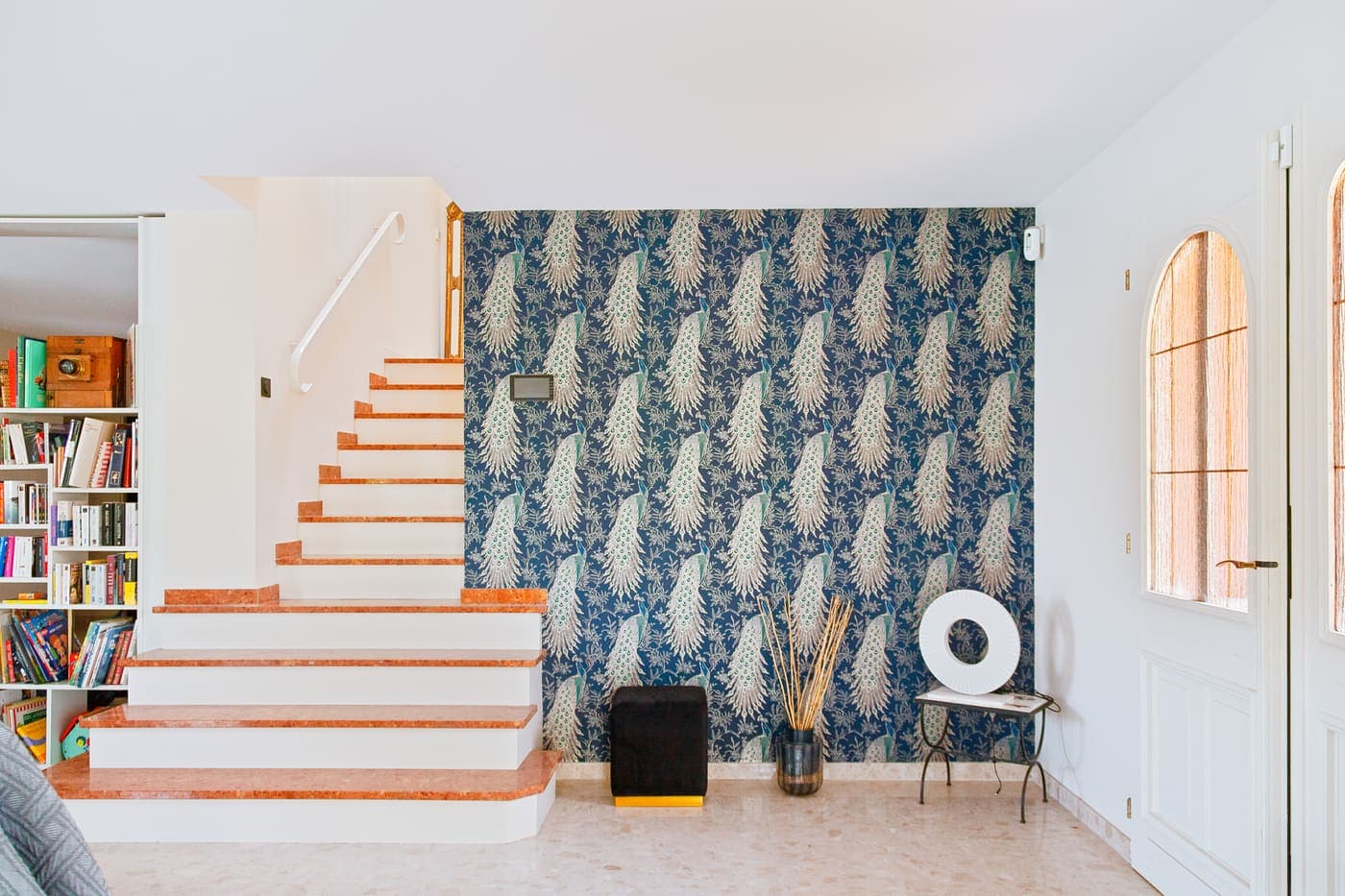 Escalier en marbre et papier peint à motifs