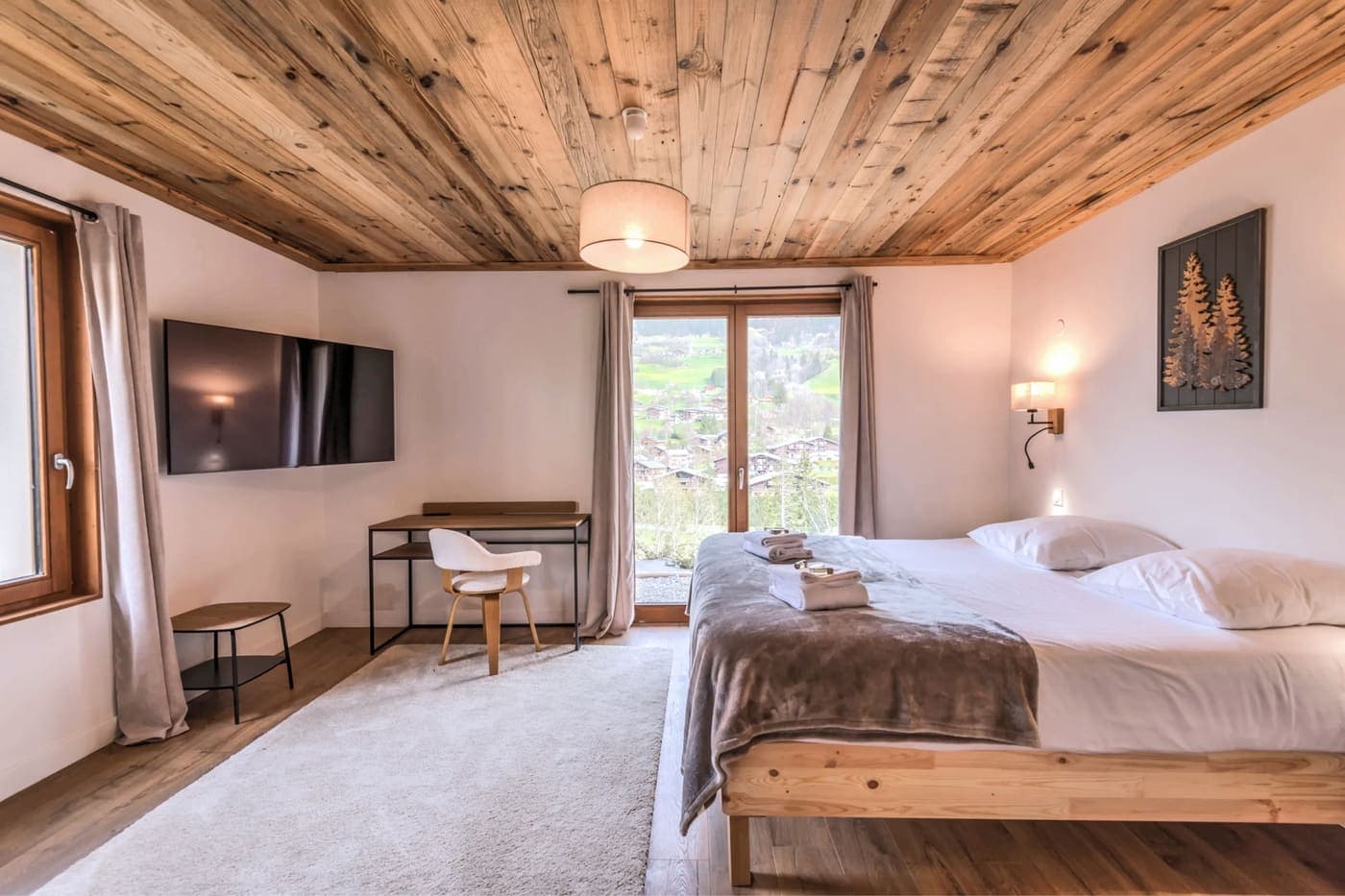 Chambre sous plafond effet vieux bois