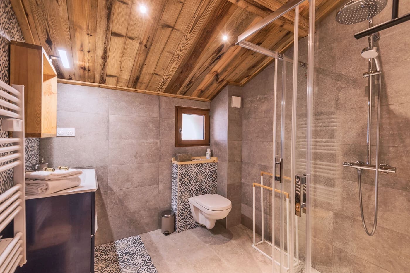 Salle d'eau sous plafond en lambris