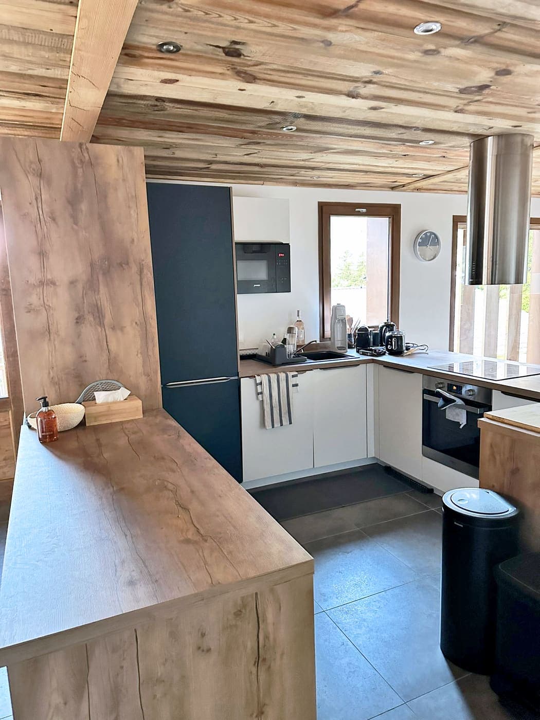 Cuisine bleu marine et plan de travail bois
