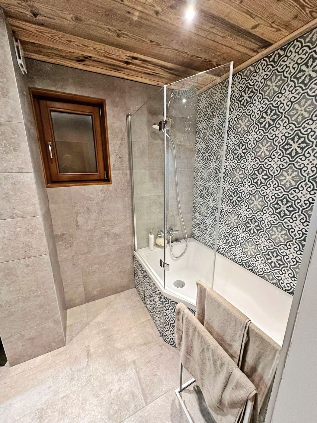 Salle de bains à faïence décorative