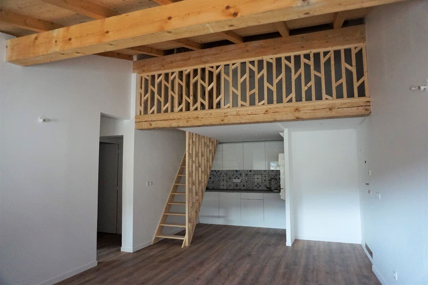 Mezzanine sous charpente dans la surélévation