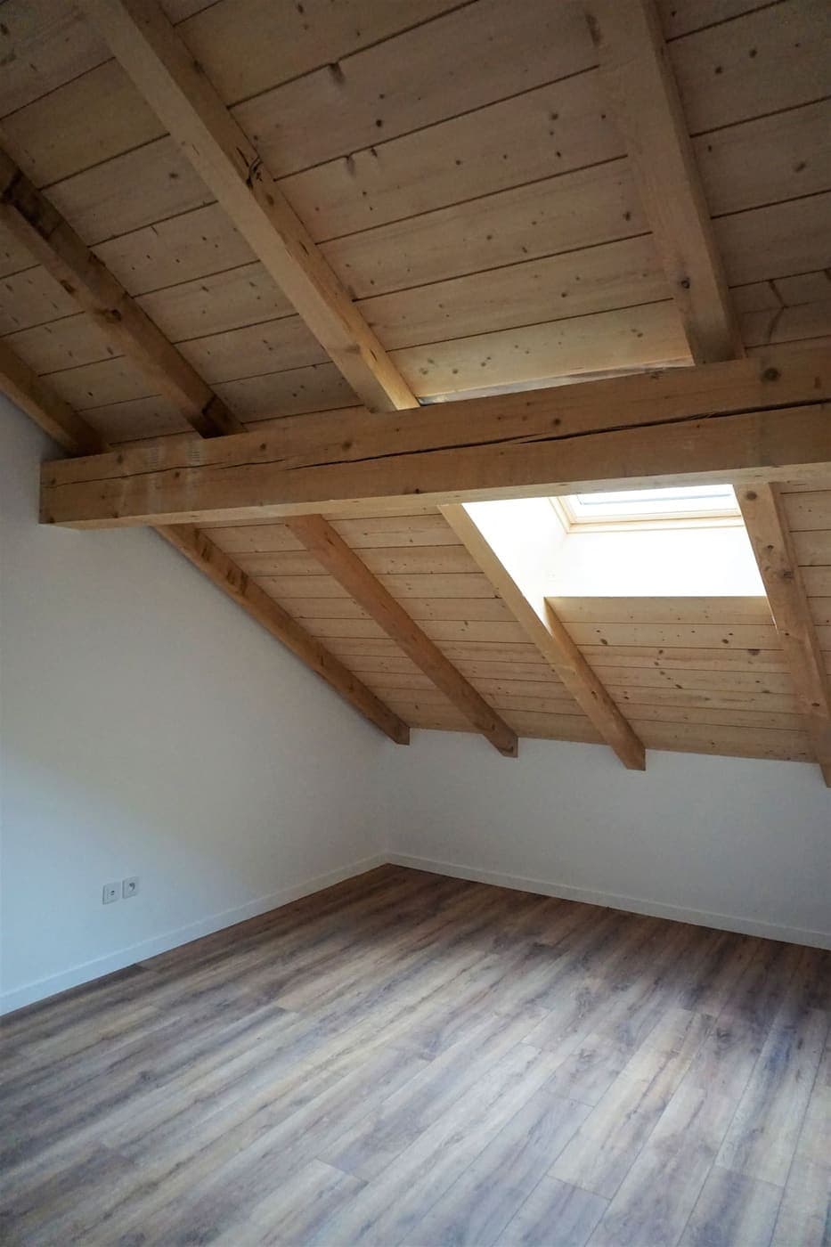 Combles aménagés sous charpente bois