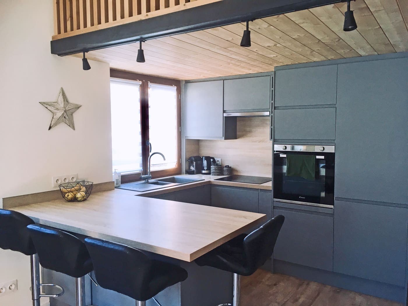 Cuisine anthracite et bois