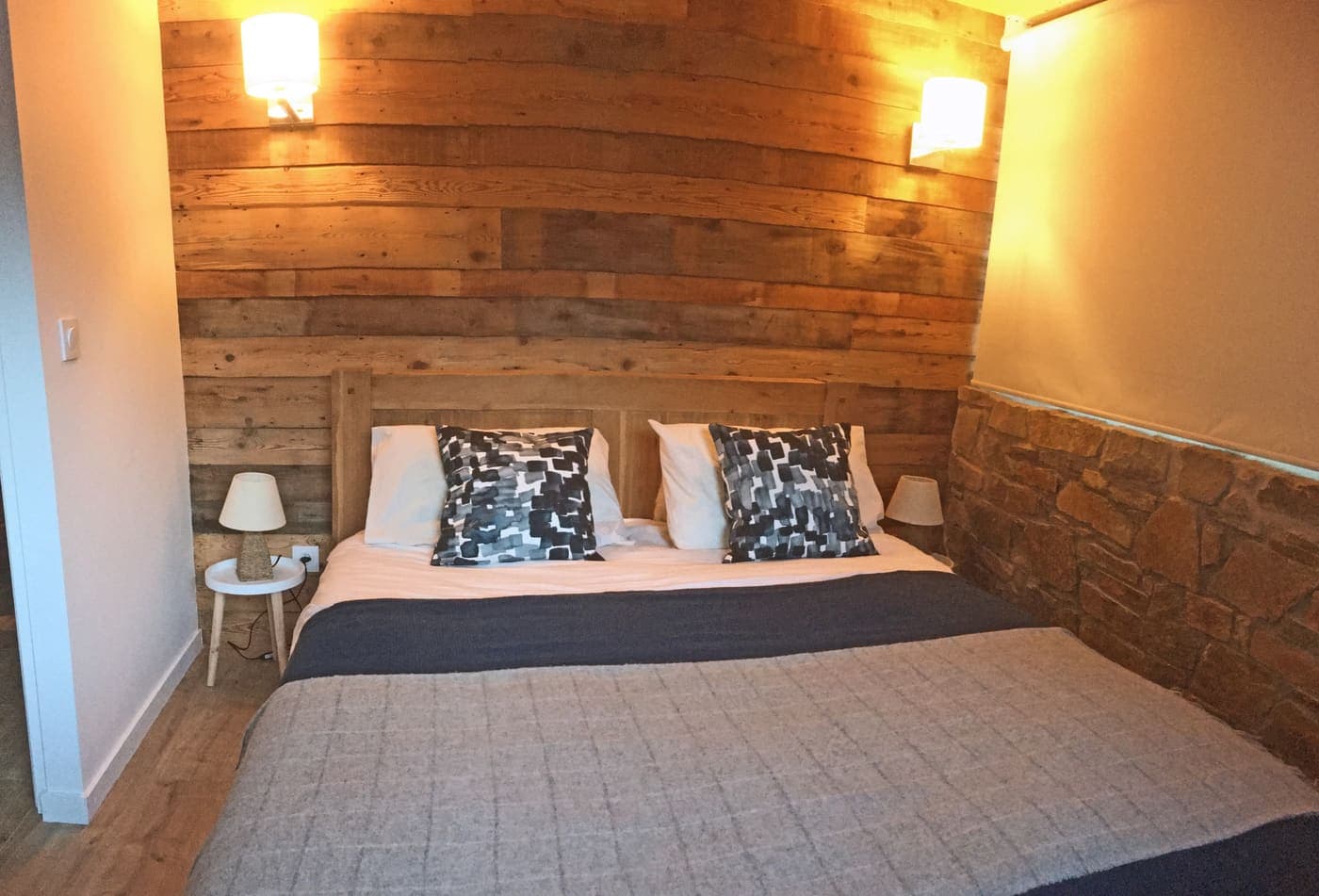 Chambre à tête de lit en vieux bois