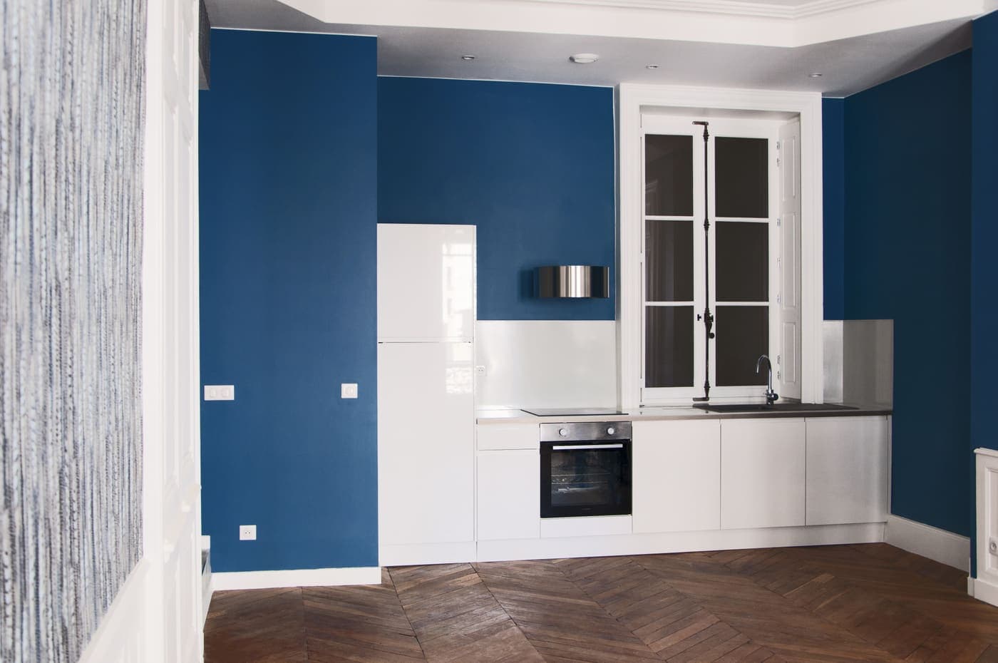 Cuisine blanche sur mur bleu