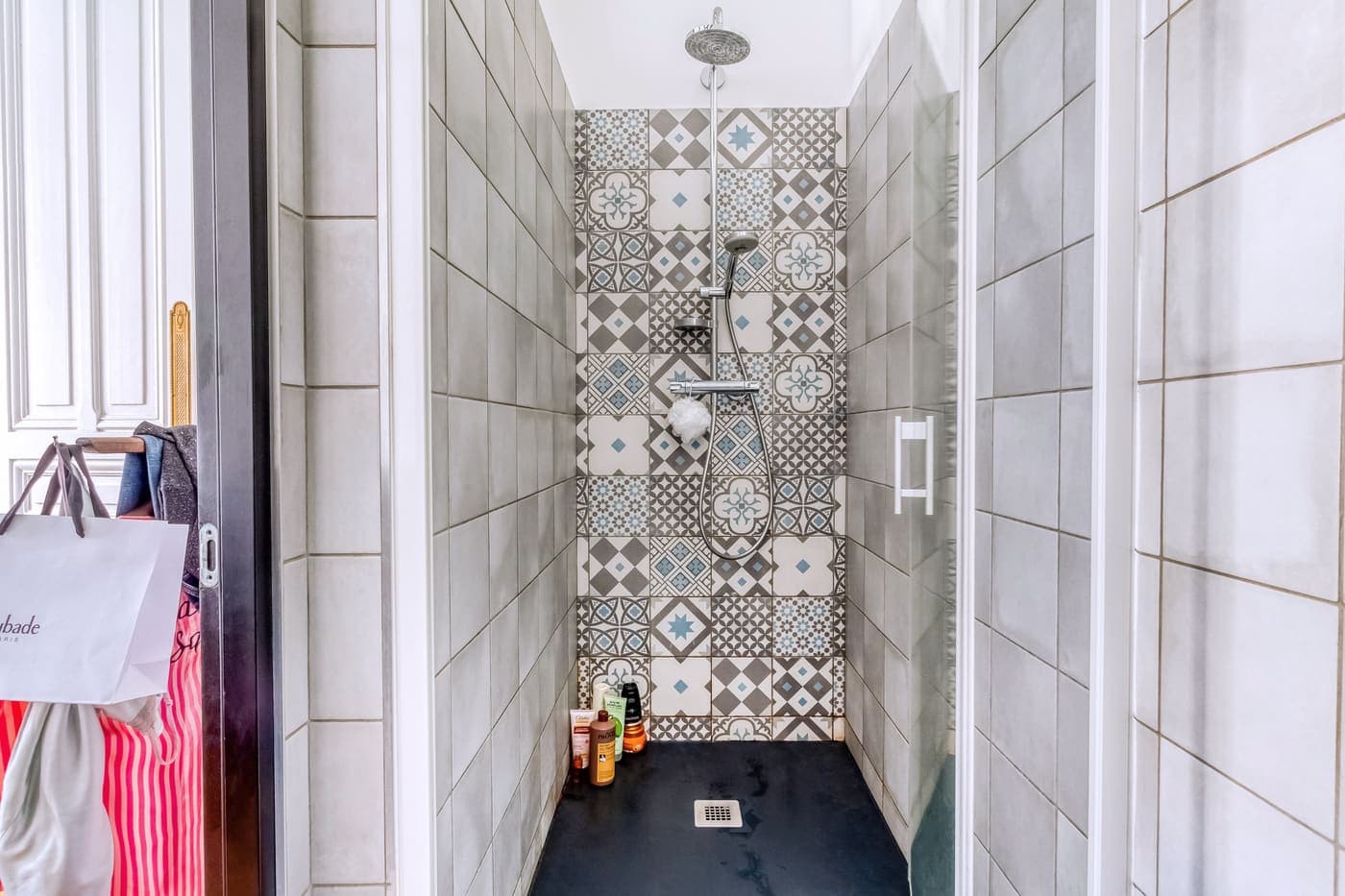 Salle d'eau à carreaux de ciment