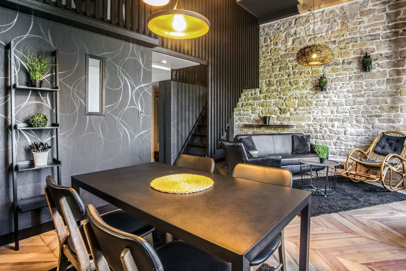 Salle à manger et suspension dorée