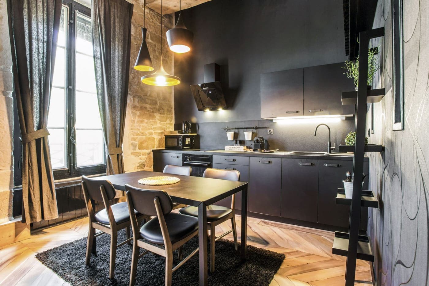 Cuisine noire sous poutres