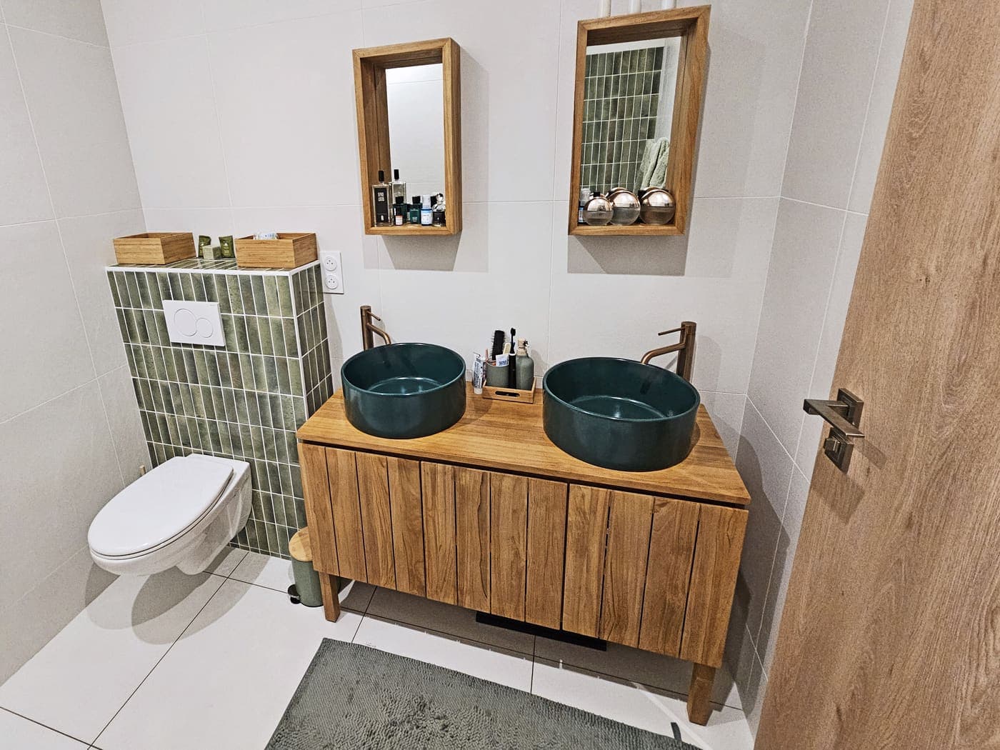 Salle d'eau avec vasques posées sur meuble bois