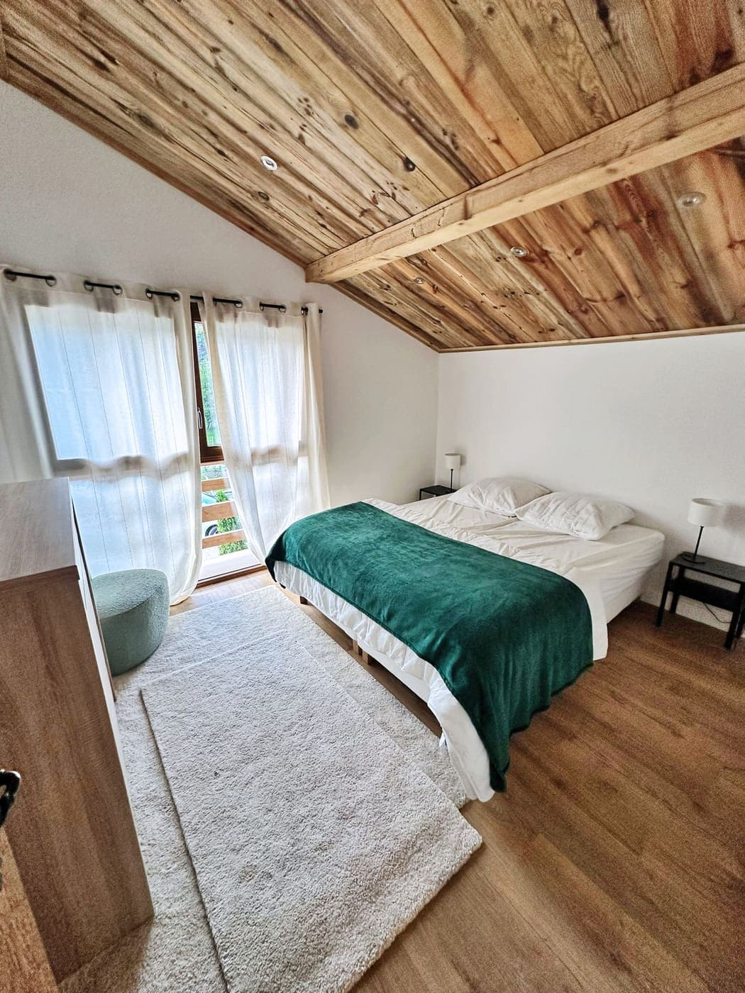 Chambre au linge vert et parquet