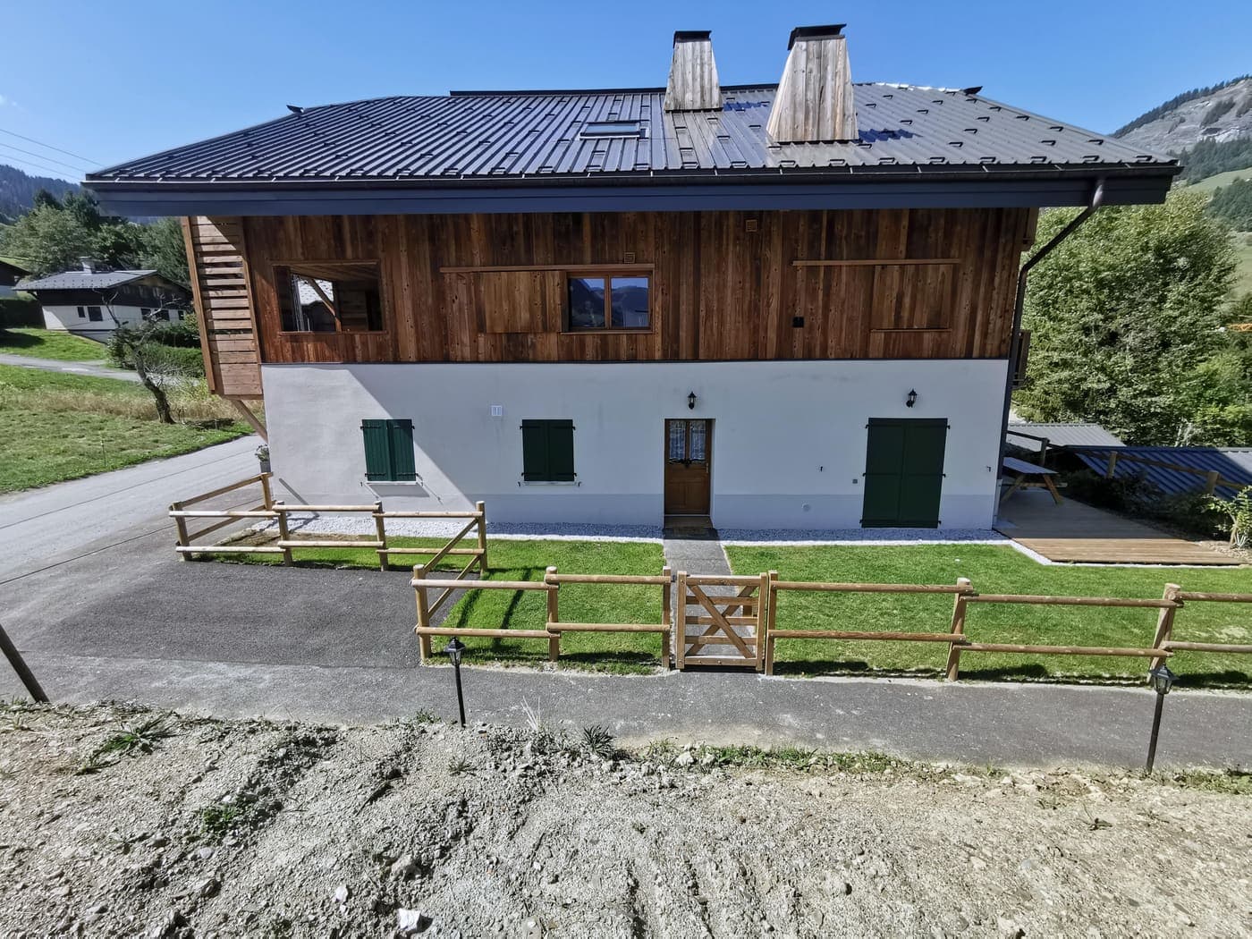 Le chalet et ses abords en été