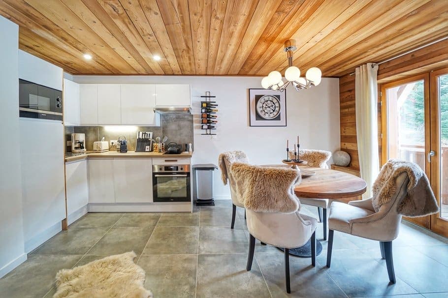 Cuisine et coin repas sous plafond bois