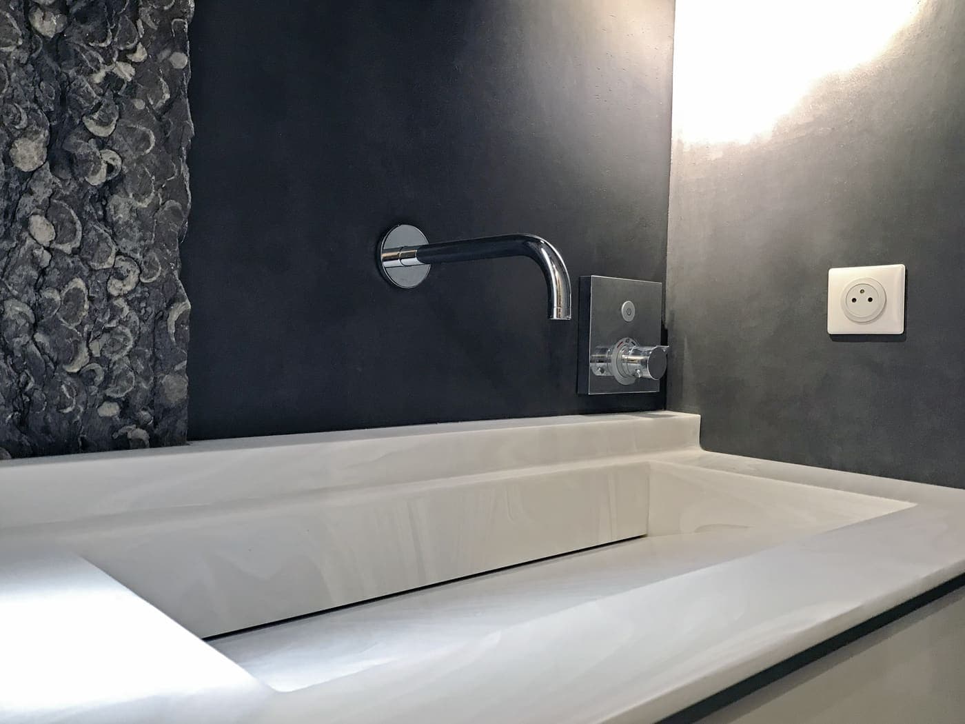 Baignoire et robinetterie murale sur enduit noir