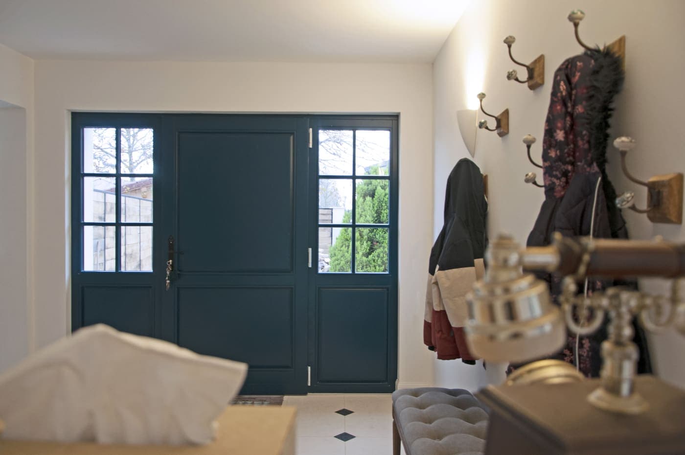 Porte d'entrée bleue et vestiaire d'entrée