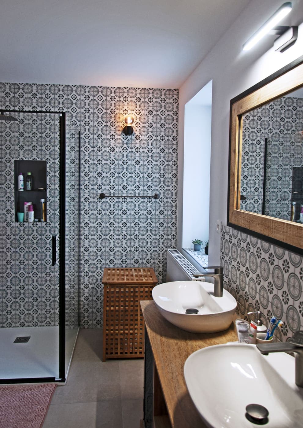 Salle d'eau avec vasque et carrelage à motifs