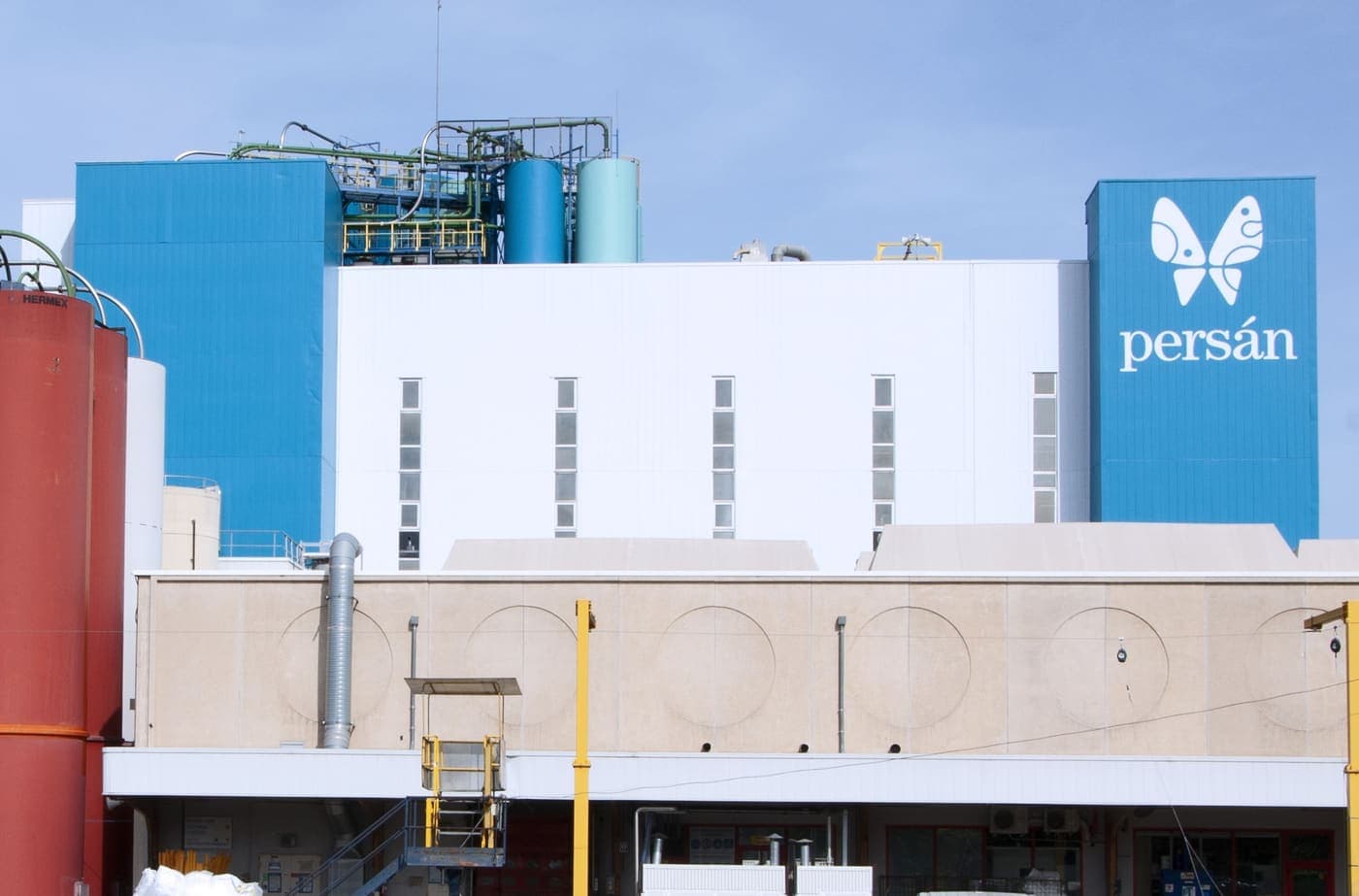 Tour de l'usine avec silos colorés en toiture