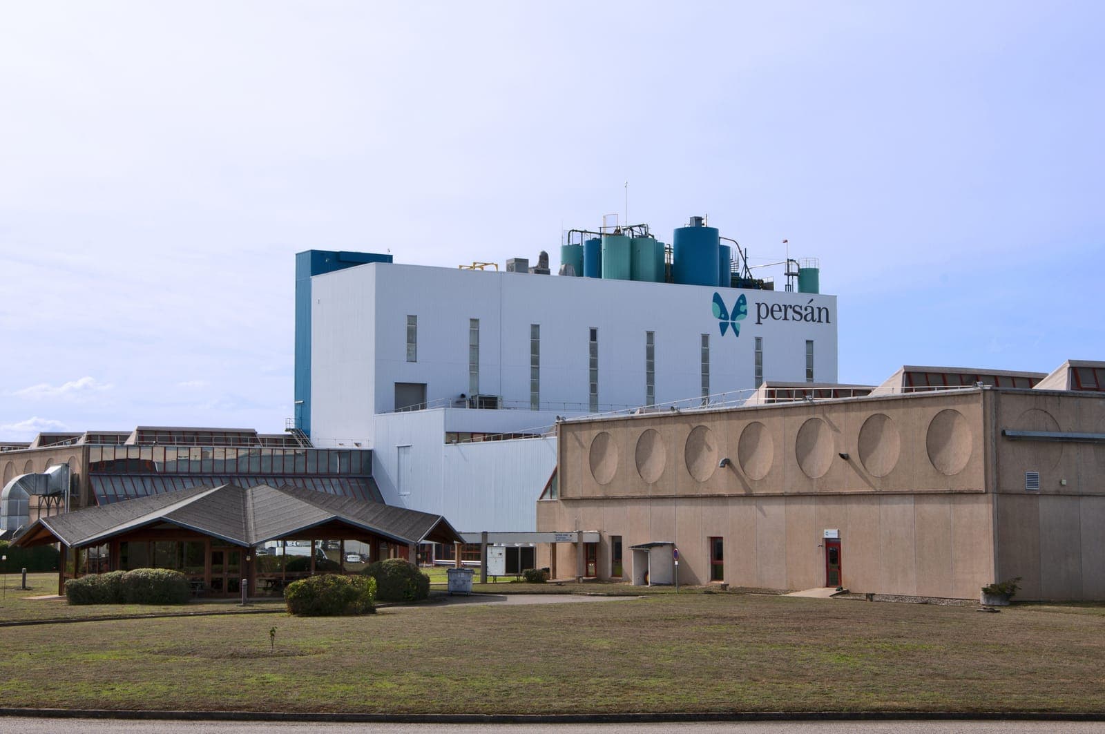 Tour principale d'une usine à Saint-Vulbas après rénovation des façades et pose d'enseigne