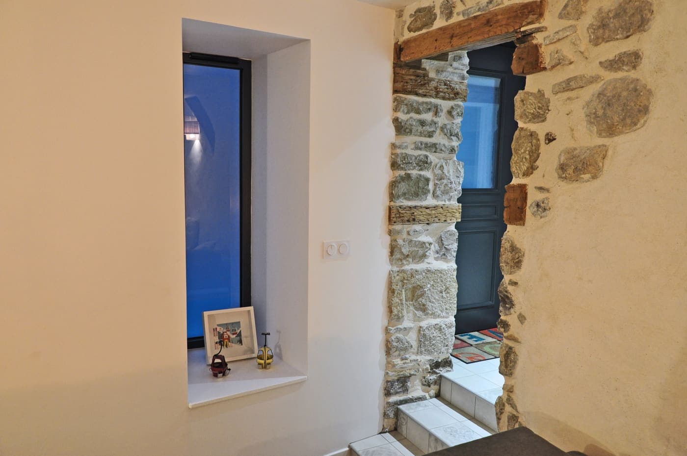 Fenêtre dans un mur de pierre apparente