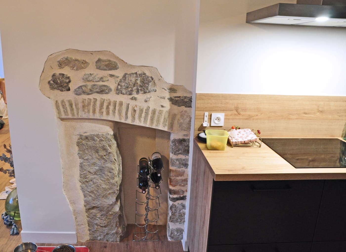Détail de pierre ancienne et cuisine bois