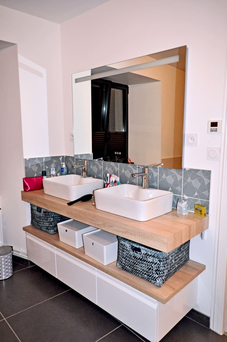 Salle d'eau avec double vasque sur plan bois
