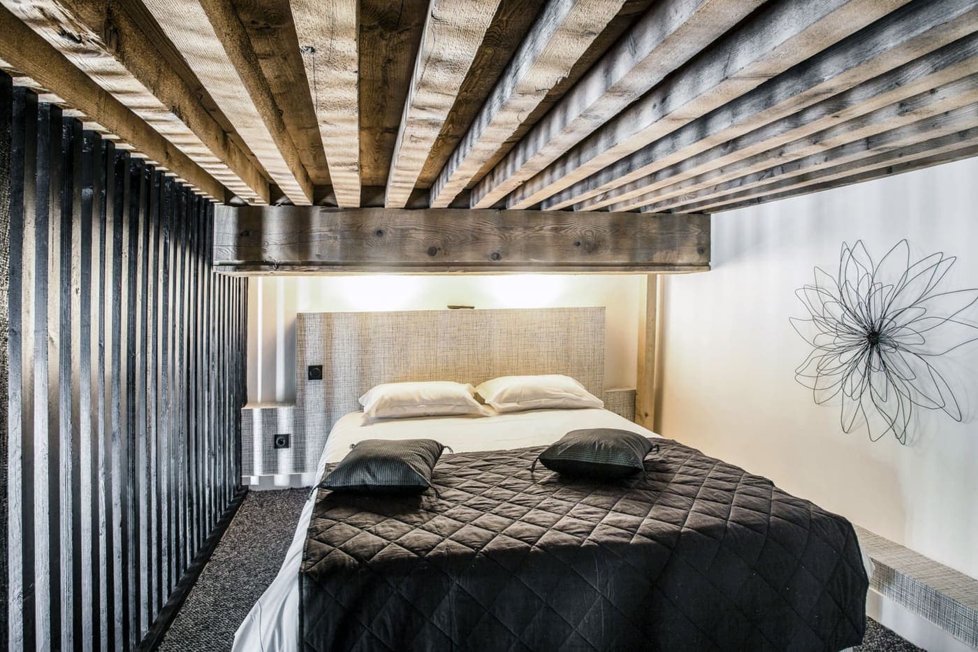 Chambre sous plafond à poutres