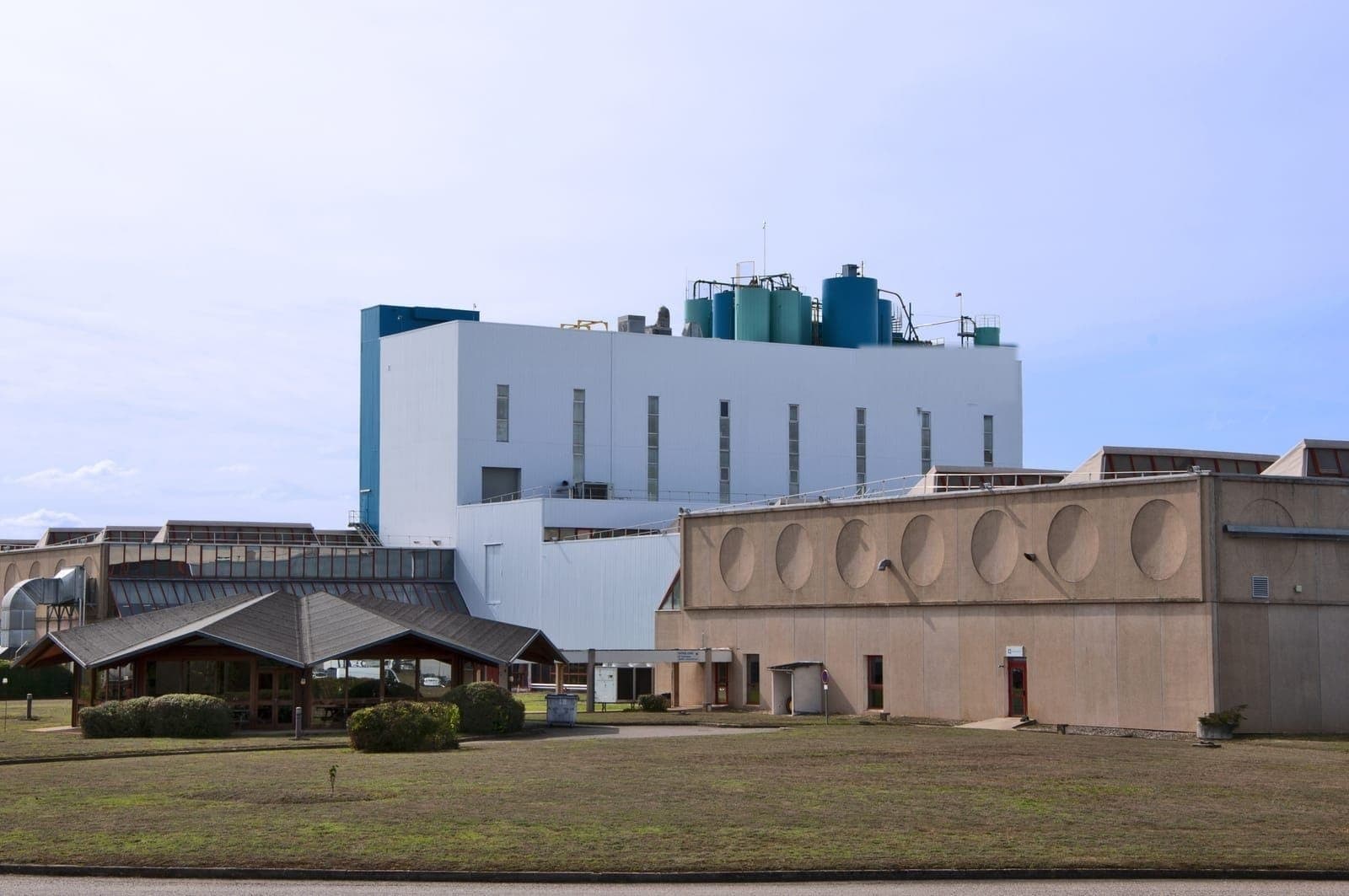 Tour principale d'une usine à Saint-Vulbas après rénovation des façades