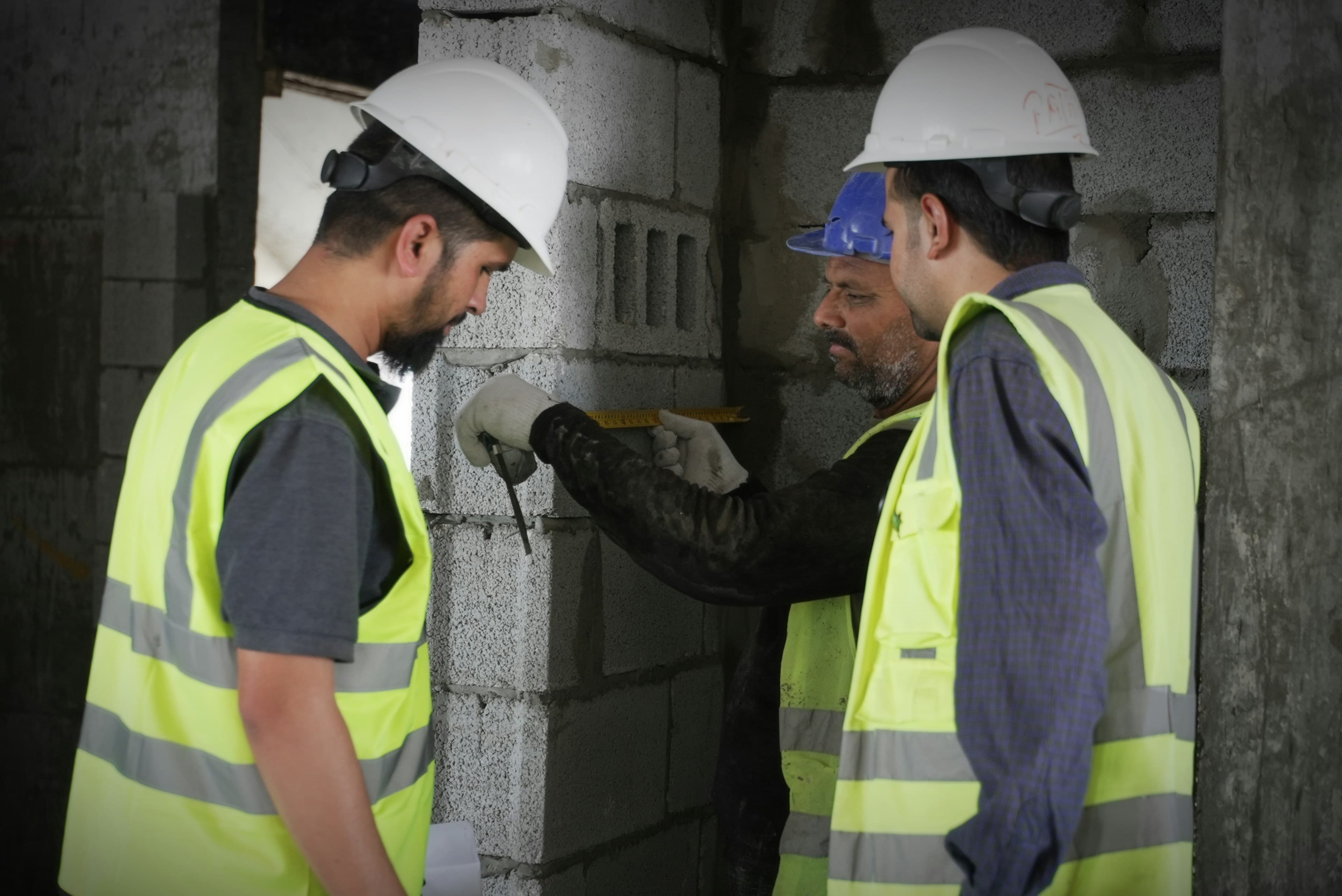 Contrôle d'une maçonnerie par l'équipe de chantier