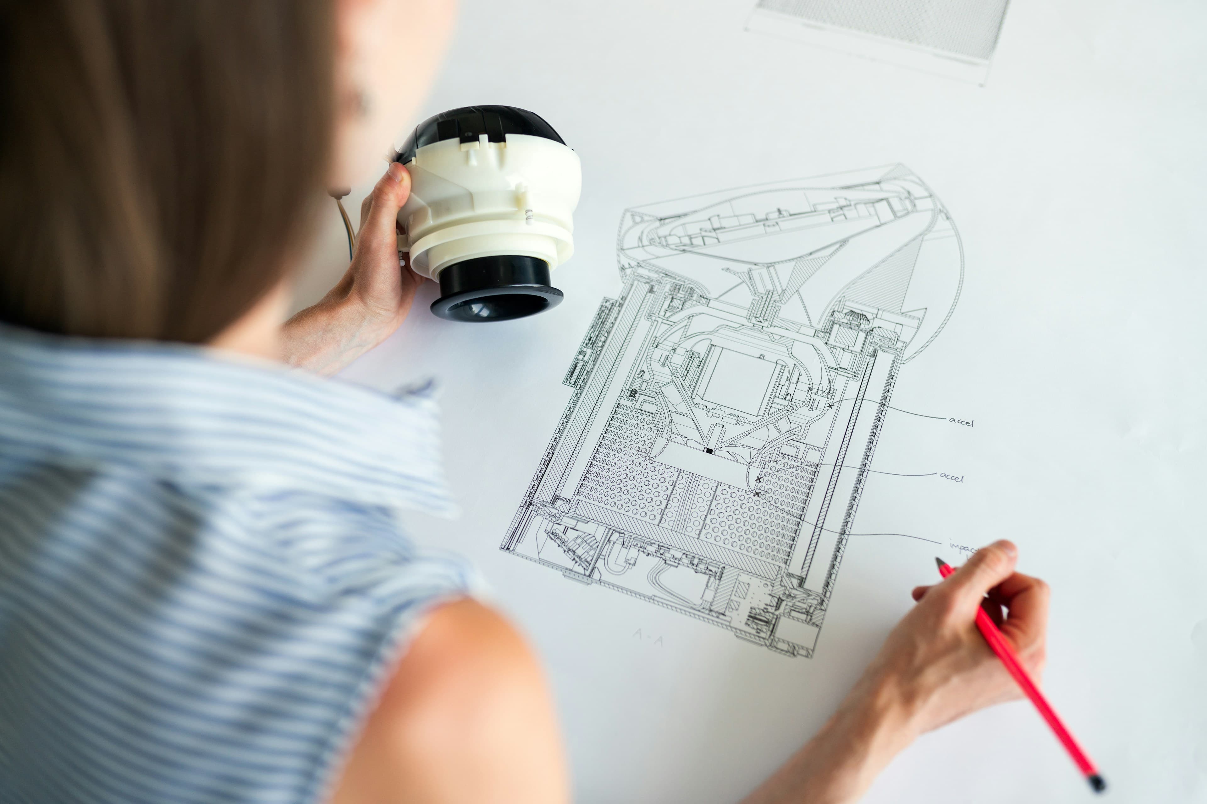 Ingénieure annotant un dessin technique au crayon