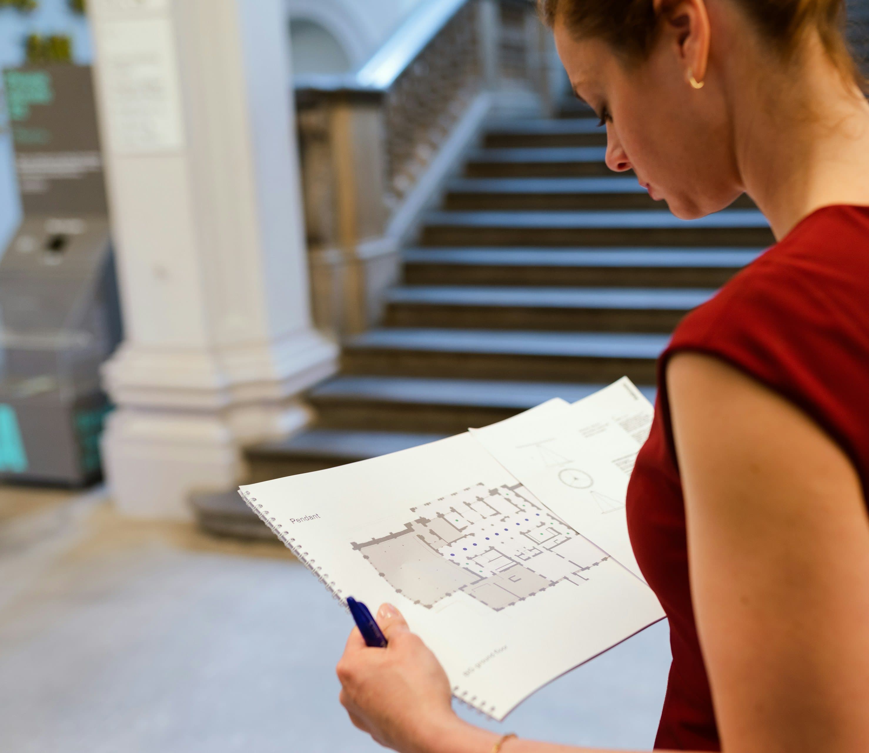 Architecte consultant un plan d'aménagement sur site