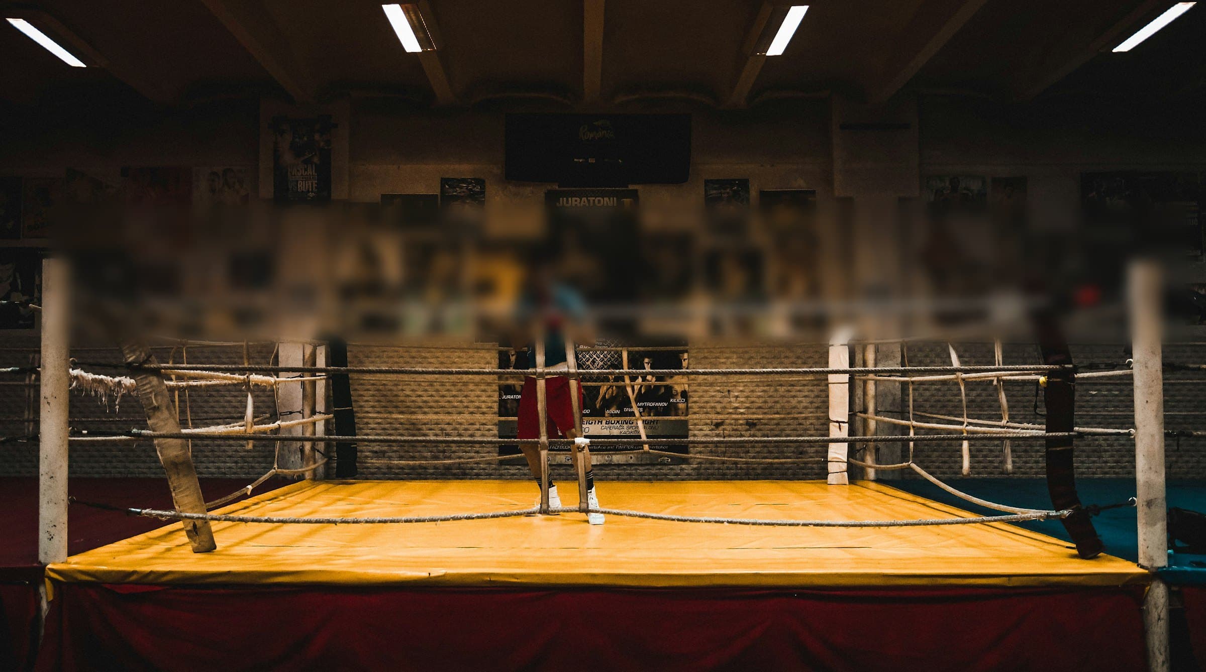 Ring de boxe sous les néons d'une salle d'entraînement