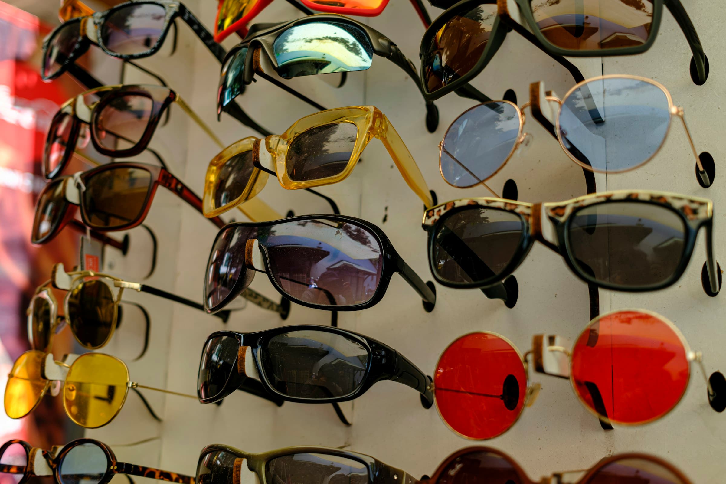 Présentoir de lunettes de soleil aux montures colorées