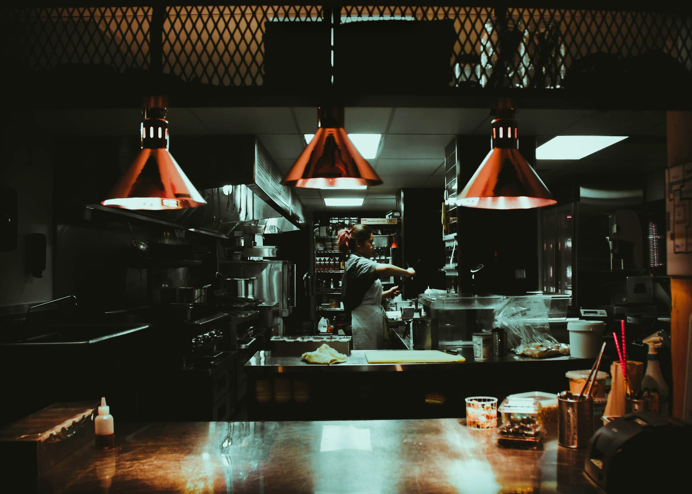 Cuisine professionnelle sous lampes chauffantes cuivrées