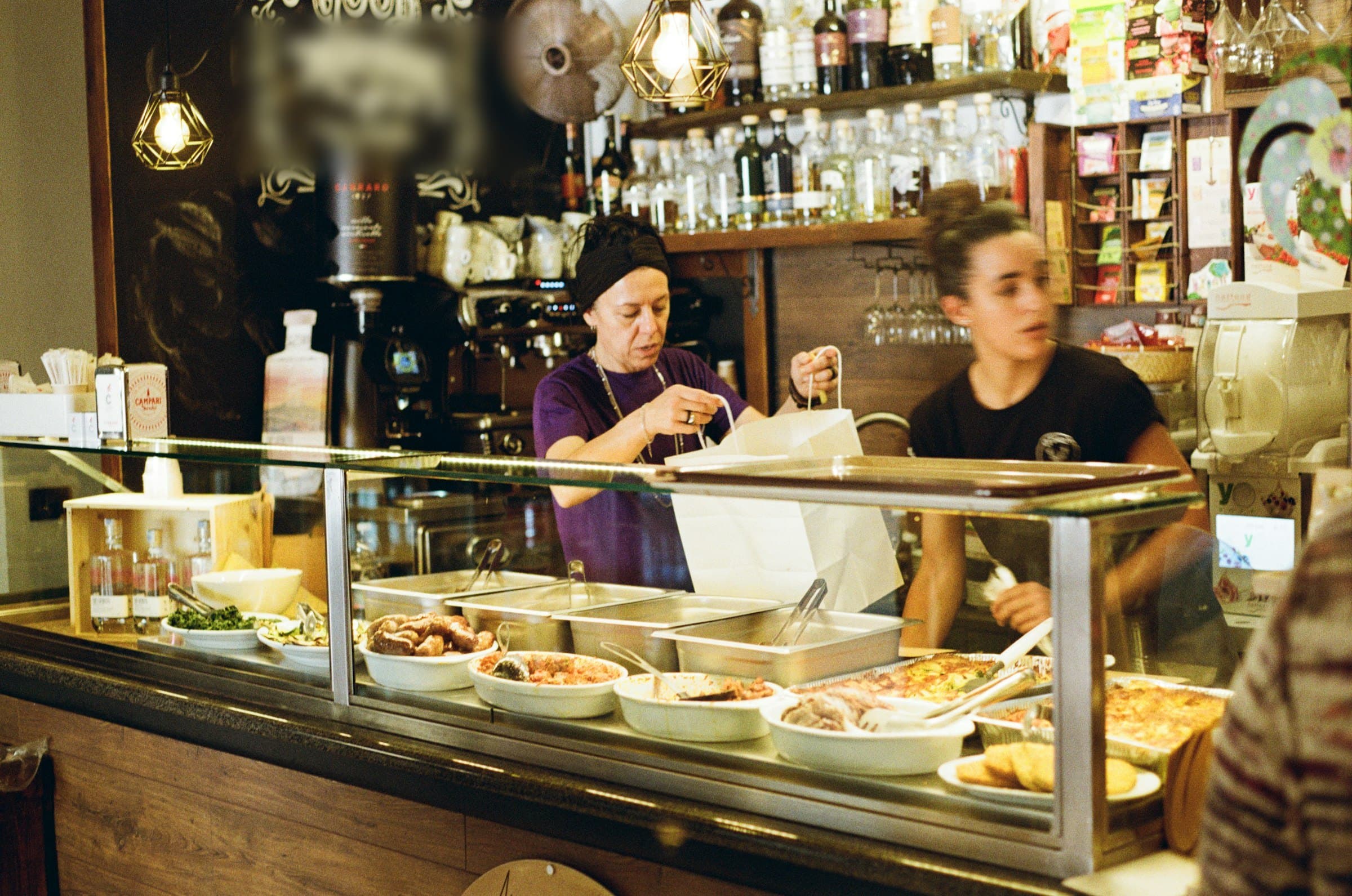 Comptoir de restauration rapide, plats du jour en vitrine et service à emporter
