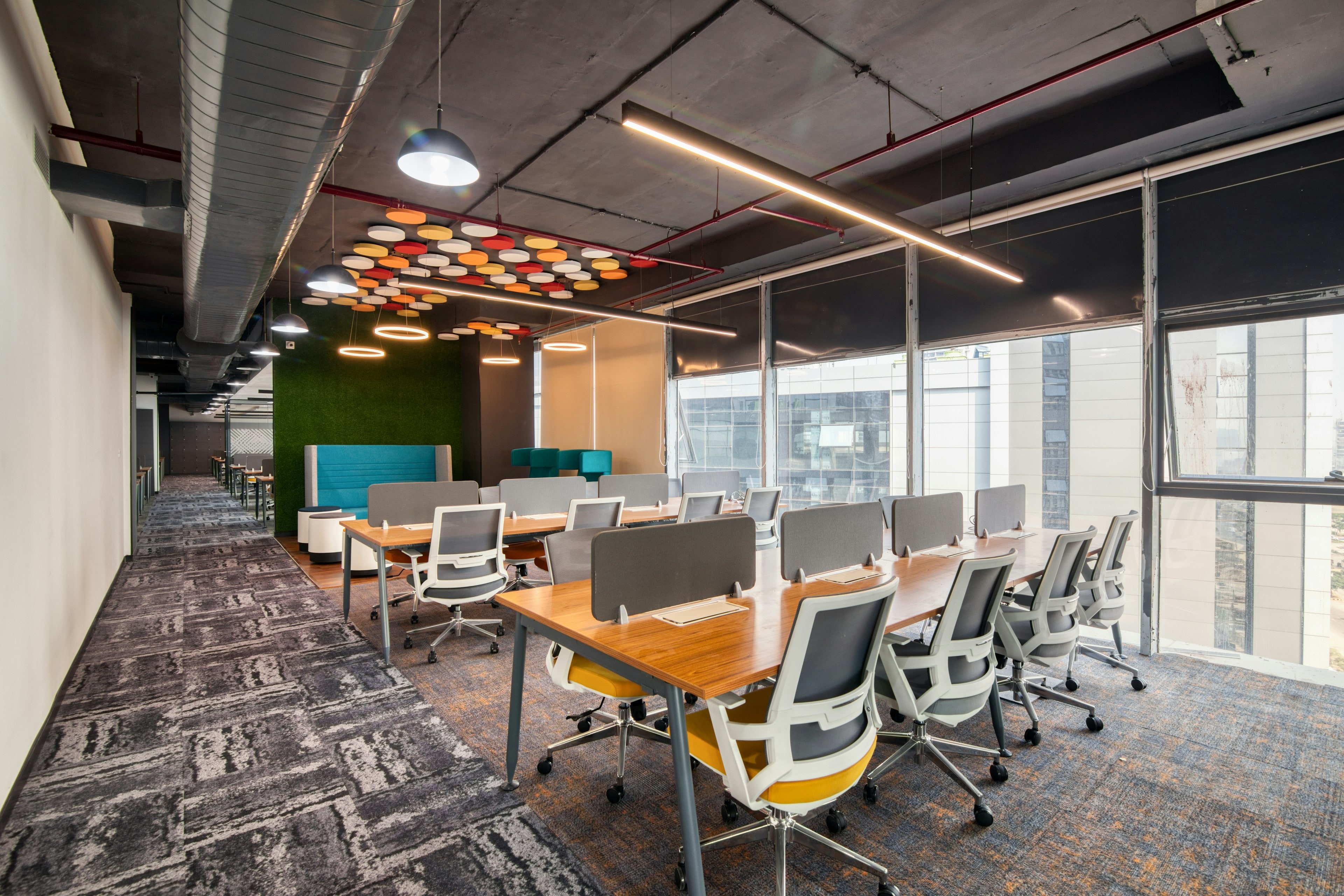 Plateau de bureaux livré, mobilier et éclairage en place