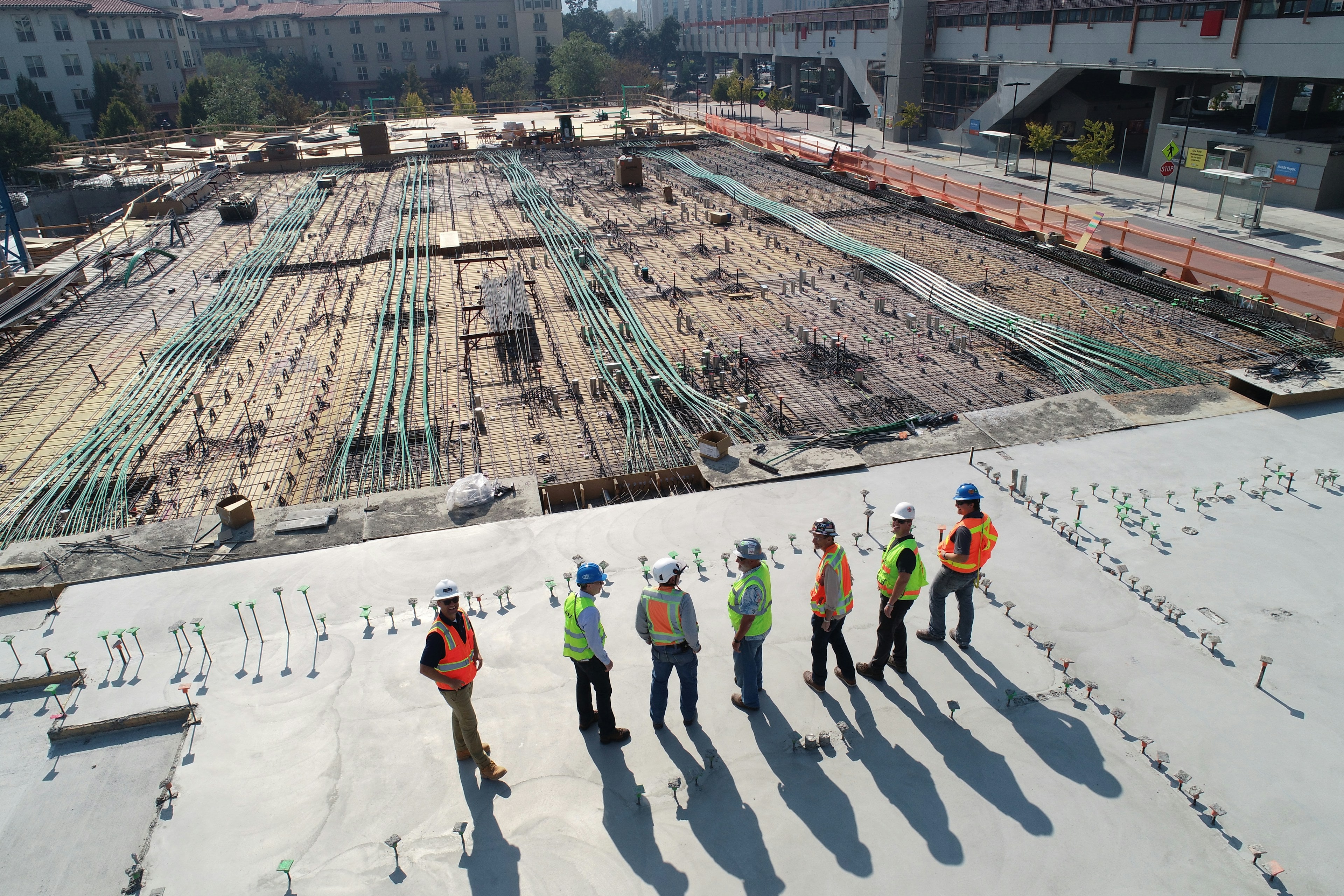 Équipe de chantier en tenue de sécurité sur une dalle