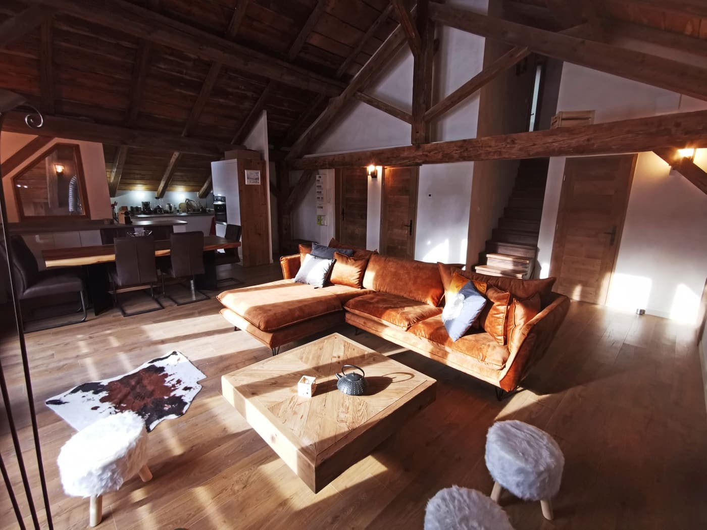 Salon cosy sous poutres en bois vieilli