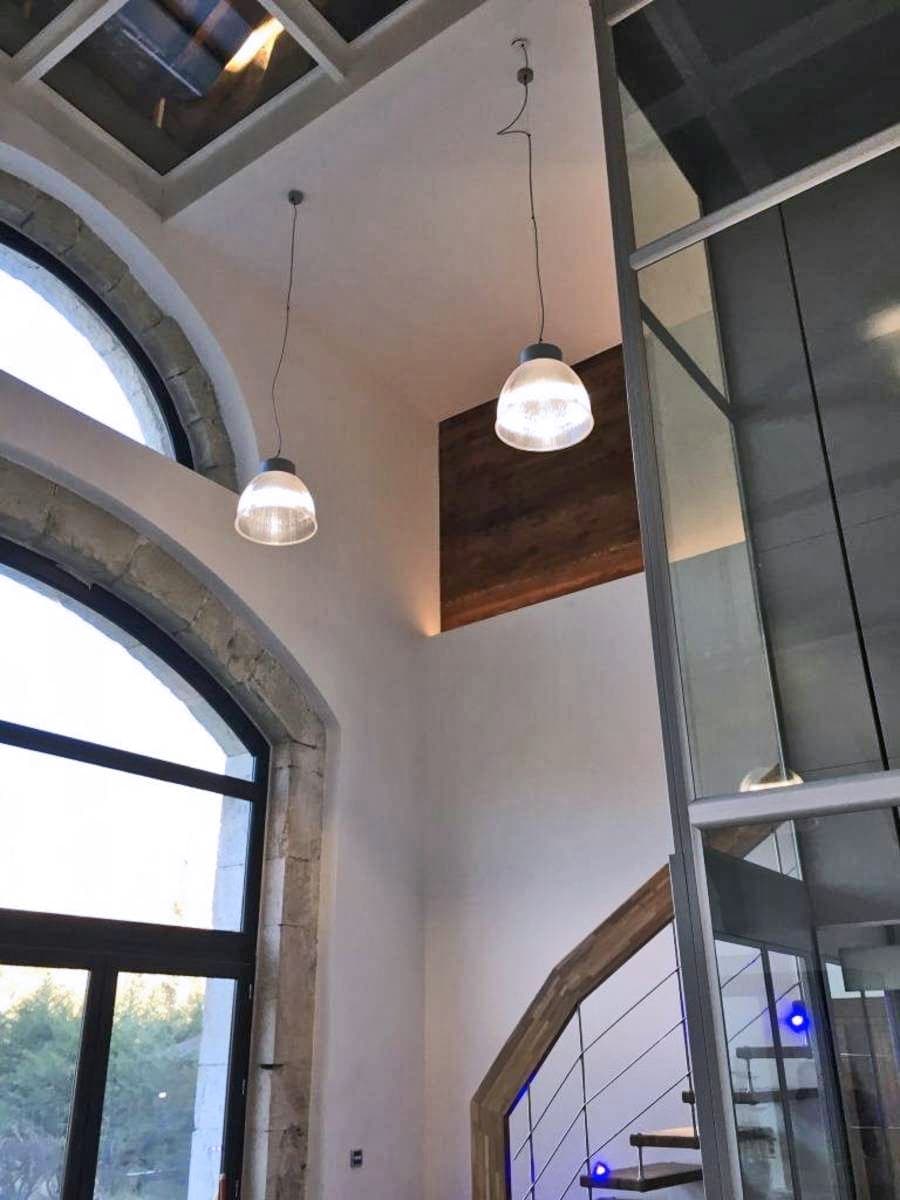 Pièce blanche éclairée par une fenêtre cintrée