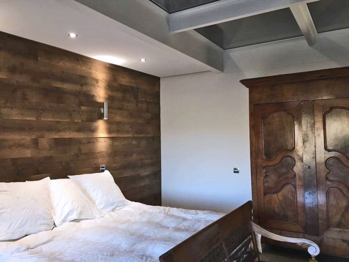 Chambre avec tête de lit en bardage bois