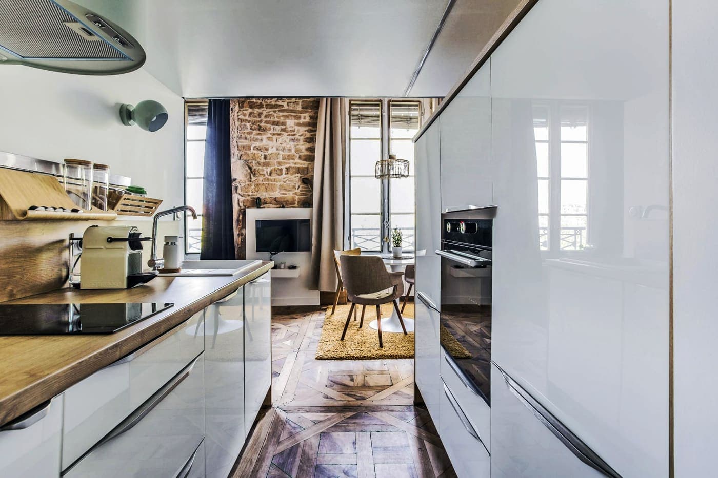 Cuisine blanche sous poutres apparentes
