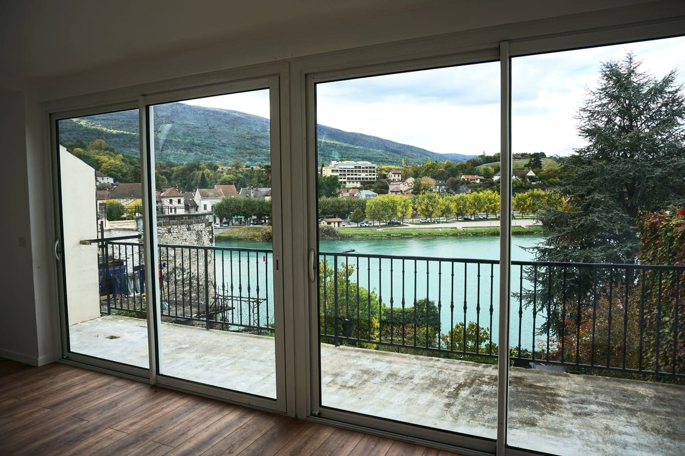 Baie vitrée avec vue sur le Rhône