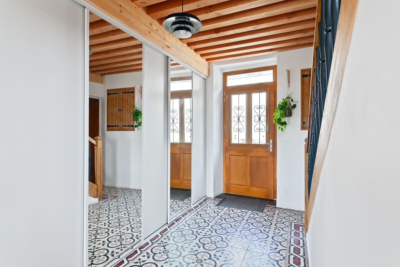 Entrée avec porte bois et sol en carreaux de ciment
