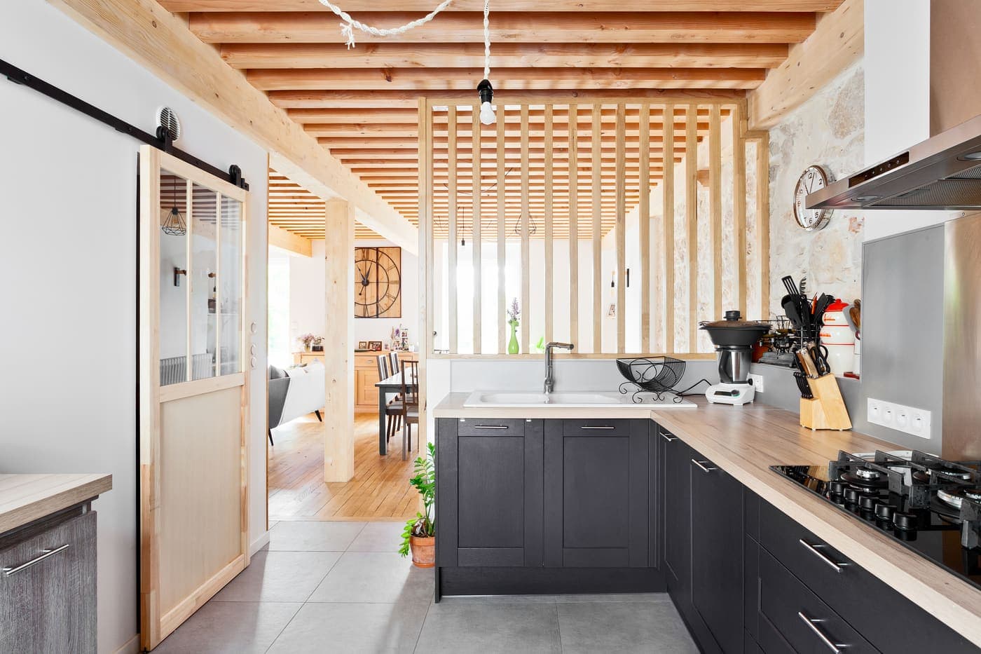 Cuisine vue depuis la claire-voie en bois