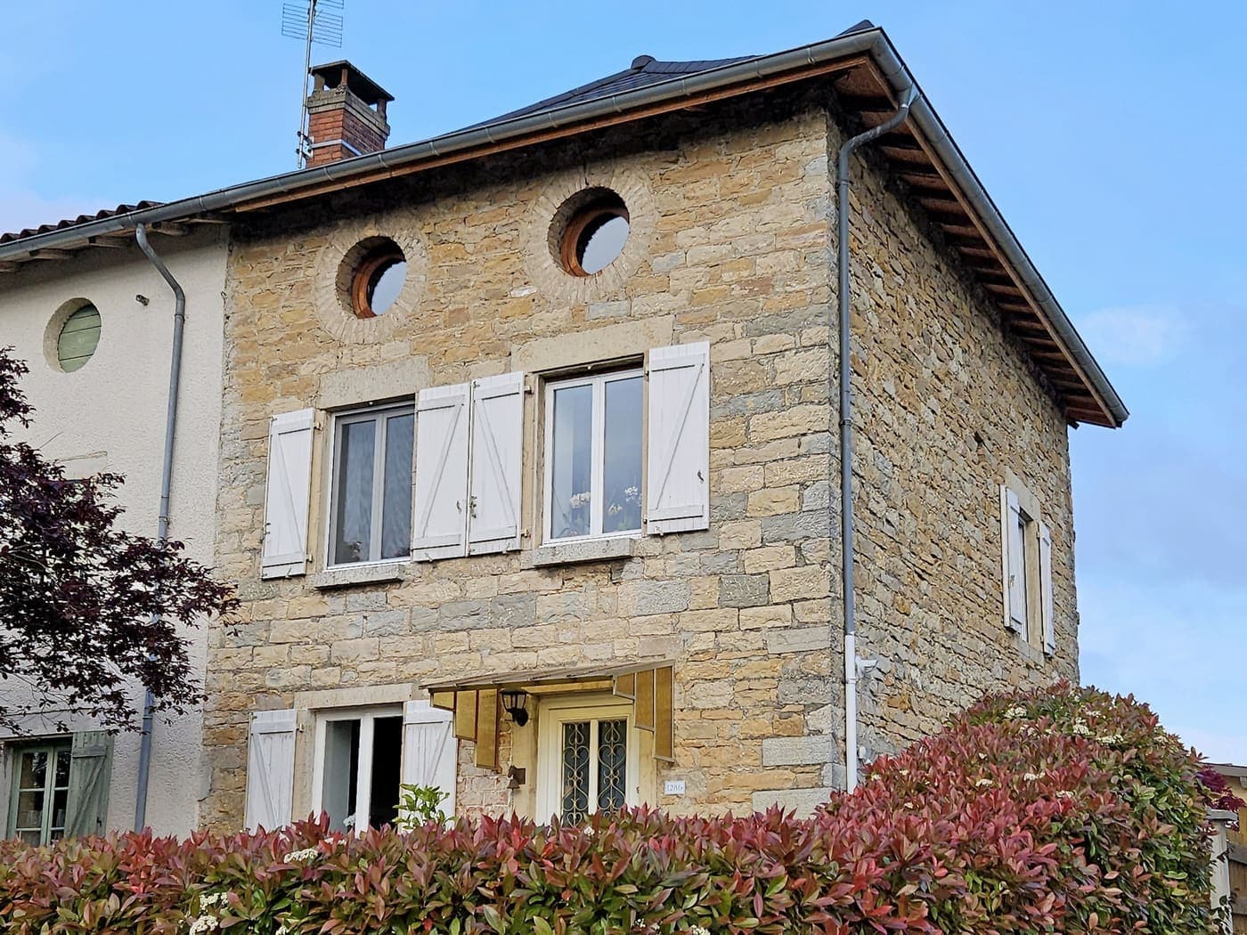 Façade en pierre de la maison de village